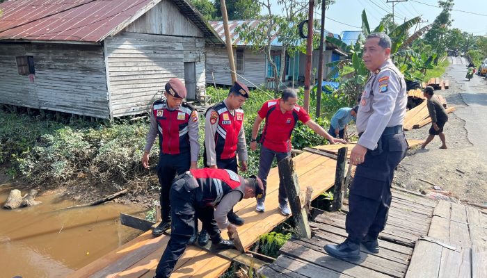 Polres Batola Bangun Jembatan Darurat, Mobilitas Warga Barambai Tetap Lancar