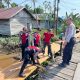 Polres Batola Bangun Jembatan Darurat, Mobilitas Warga Barambai Tetap Lancar