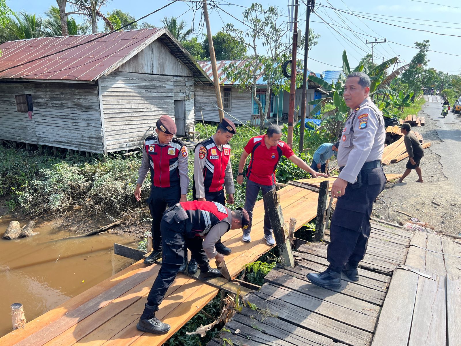 Polres Batola dan warga membangun jembatan darurat di Barambai untuk akses transportasi masyarakat
