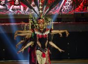 Penari menampilkan tari tradisional pada Pagelaran Tari Dunia 2026 di Siring Laut Kotabaru