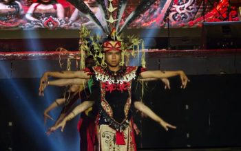 Penari menampilkan tari tradisional pada Pagelaran Tari Dunia 2026 di Siring Laut Kotabaru