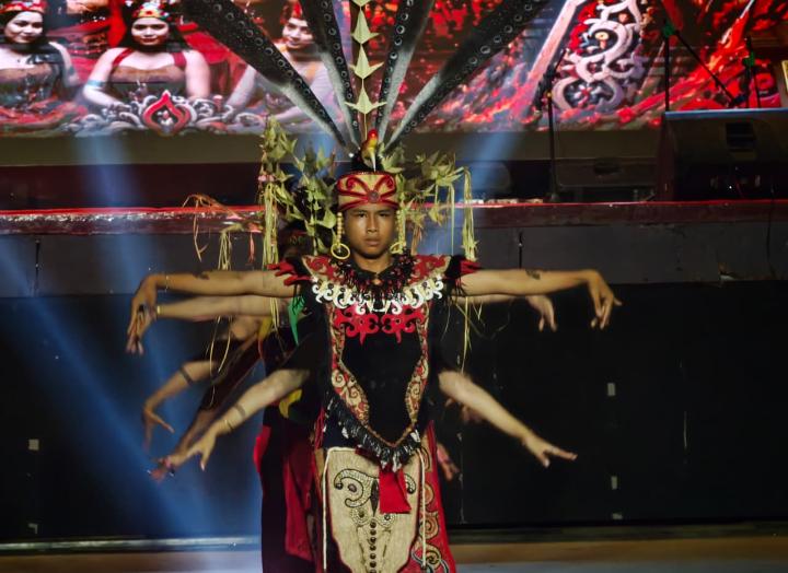 Penari menampilkan tari tradisional pada Pagelaran Tari Dunia 2026 di Siring Laut Kotabaru