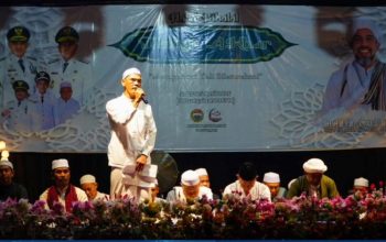 Habib Musthofa Al Haddar memberikan tausiyah pada Tabligh Akbar Desa Panggung Tanah Laut
