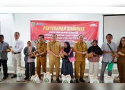 Wakil Bupati Kapuas Bagikan Kartu Huma Betang Sejahtera dan Bantuan Pangan
