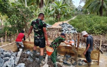 pembangunan jembatan garuda tanah bumbu tahap pengurukan batu dan pengecoran pondasi oleh TNI dan warga