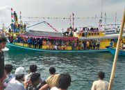 Prosesi adat Mappanre Ri Tasi’e di laut Pagatan Tanah Bumbu dengan kapal nelayan dan warga mengikuti ritual syukur 2026.