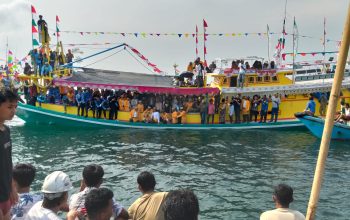 Prosesi adat Mappanre Ri Tasi’e di laut Pagatan Tanah Bumbu dengan kapal nelayan dan warga mengikuti ritual syukur 2026.