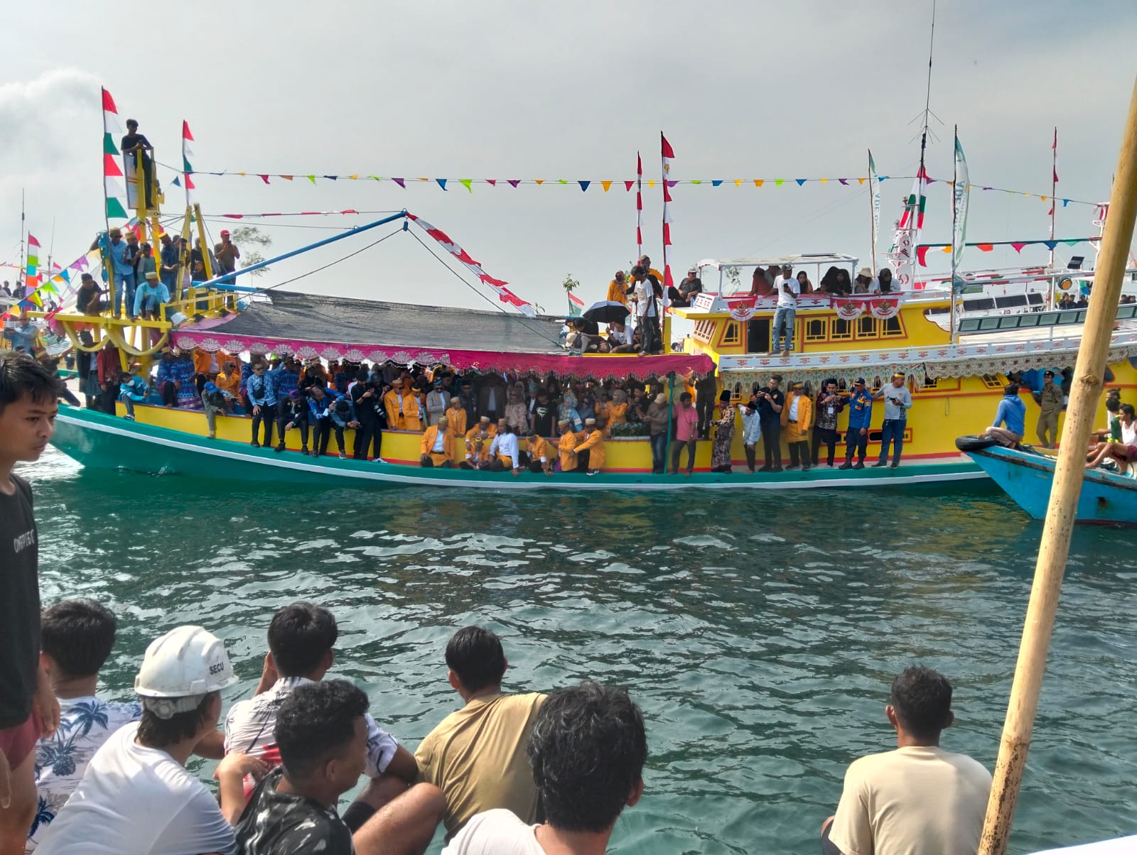 Prosesi adat Mappanre Ri Tasi’e di laut Pagatan Tanah Bumbu dengan kapal nelayan dan warga mengikuti ritual syukur 2026.