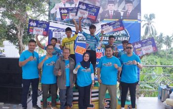pemenang mtb xco kotabaru hebat 2026 menerima hadiah dan berfoto di podium gedambaan bike park