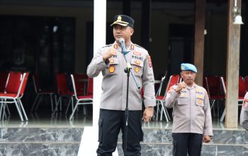 kapolres tanah laut memimpin apel pagi dan memberikan arahan kepada personel di mapolres tanah laut