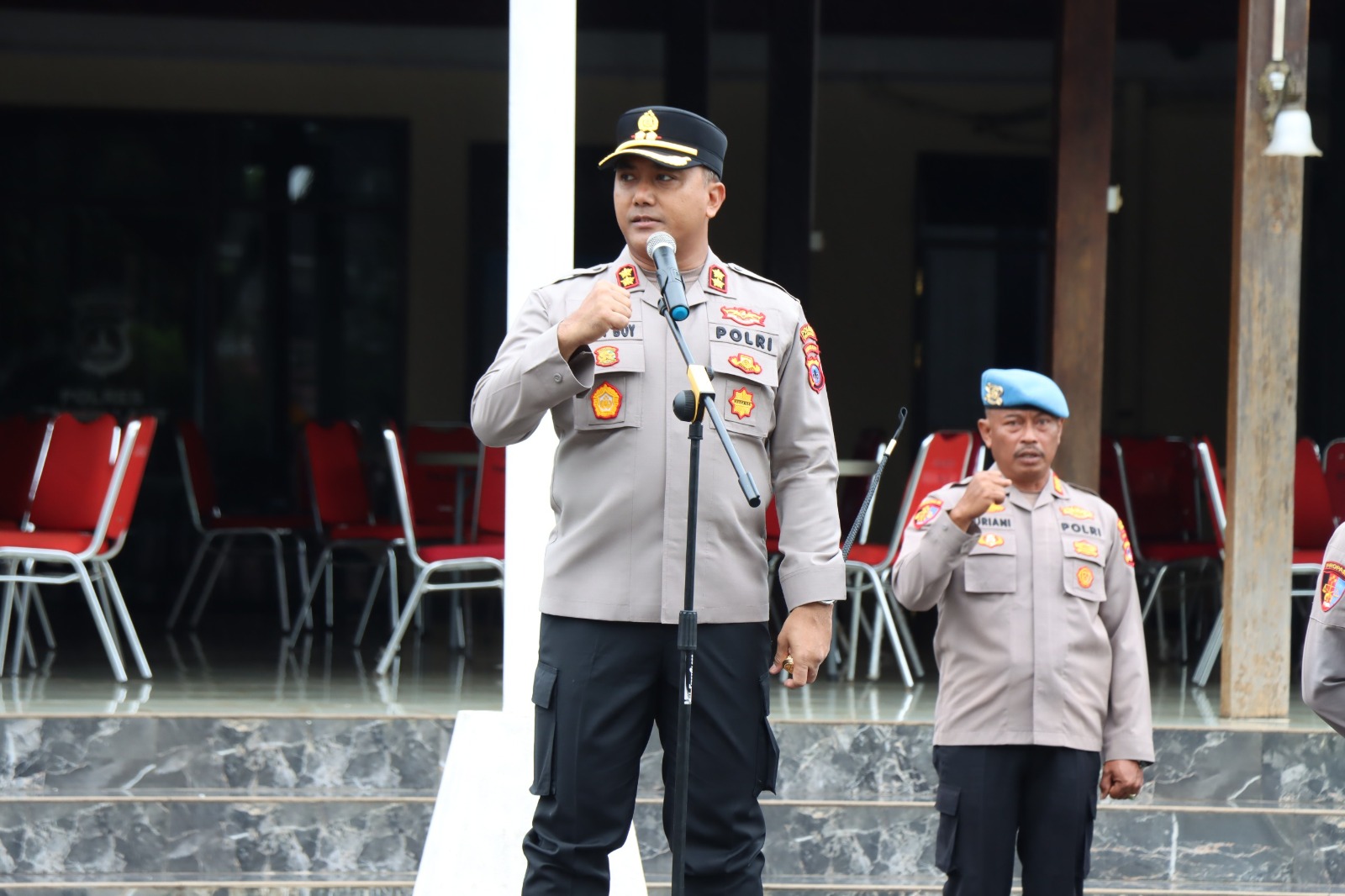 kapolres tanah laut memimpin apel pagi dan memberikan arahan kepada personel di mapolres tanah laut