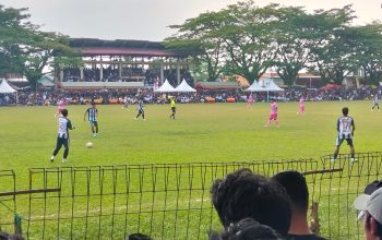 Suasana pertandingan final Piala Bupati Tanah Bumbu 2026 di Stadion 7 Februari Pagatan antara Lebah FC vs Putra Kusan FC disaksikan ribuan penonton