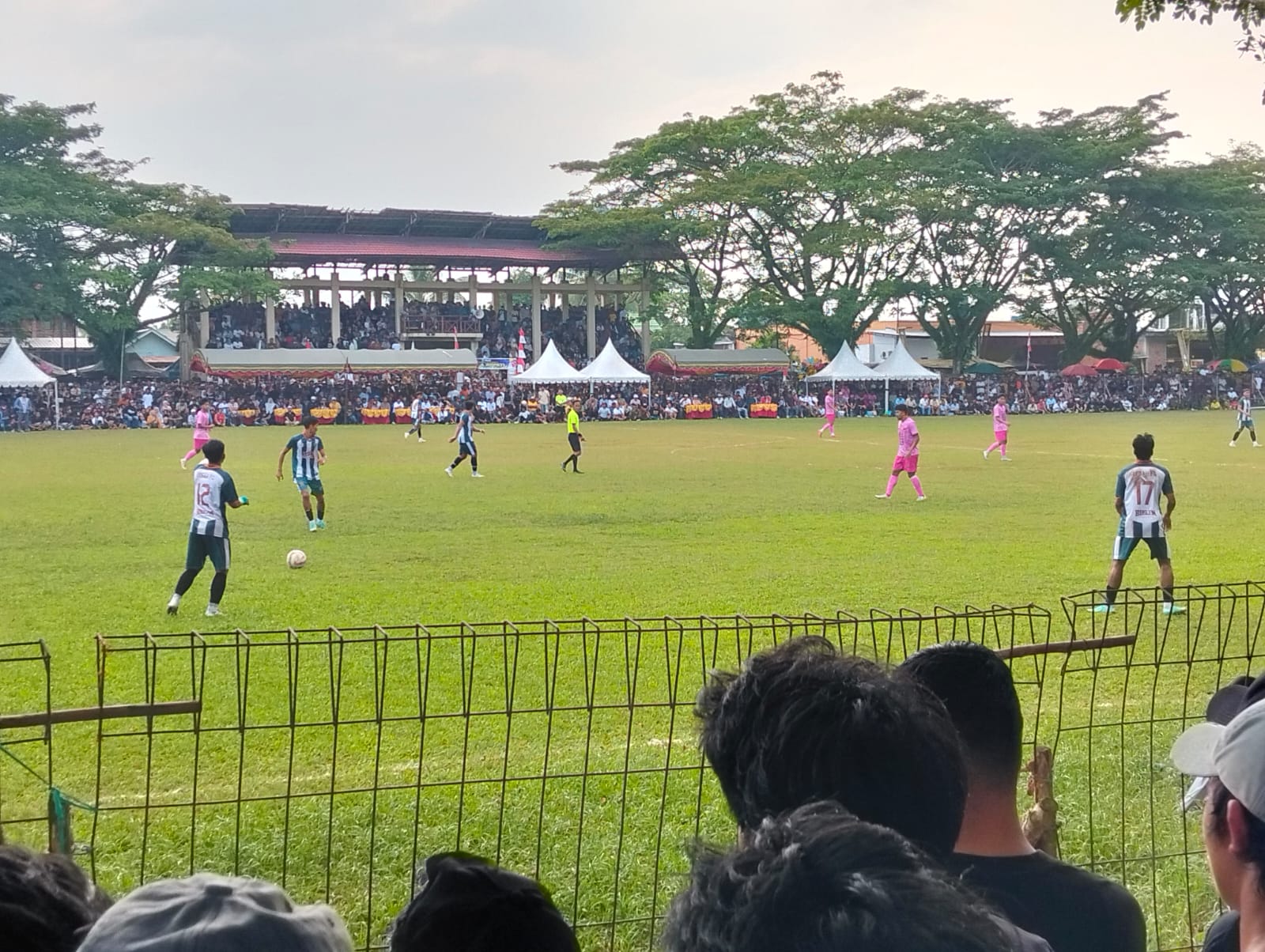 Suasana pertandingan final Piala Bupati Tanah Bumbu 2026 di Stadion 7 Februari Pagatan antara Lebah FC vs Putra Kusan FC disaksikan ribuan penonton