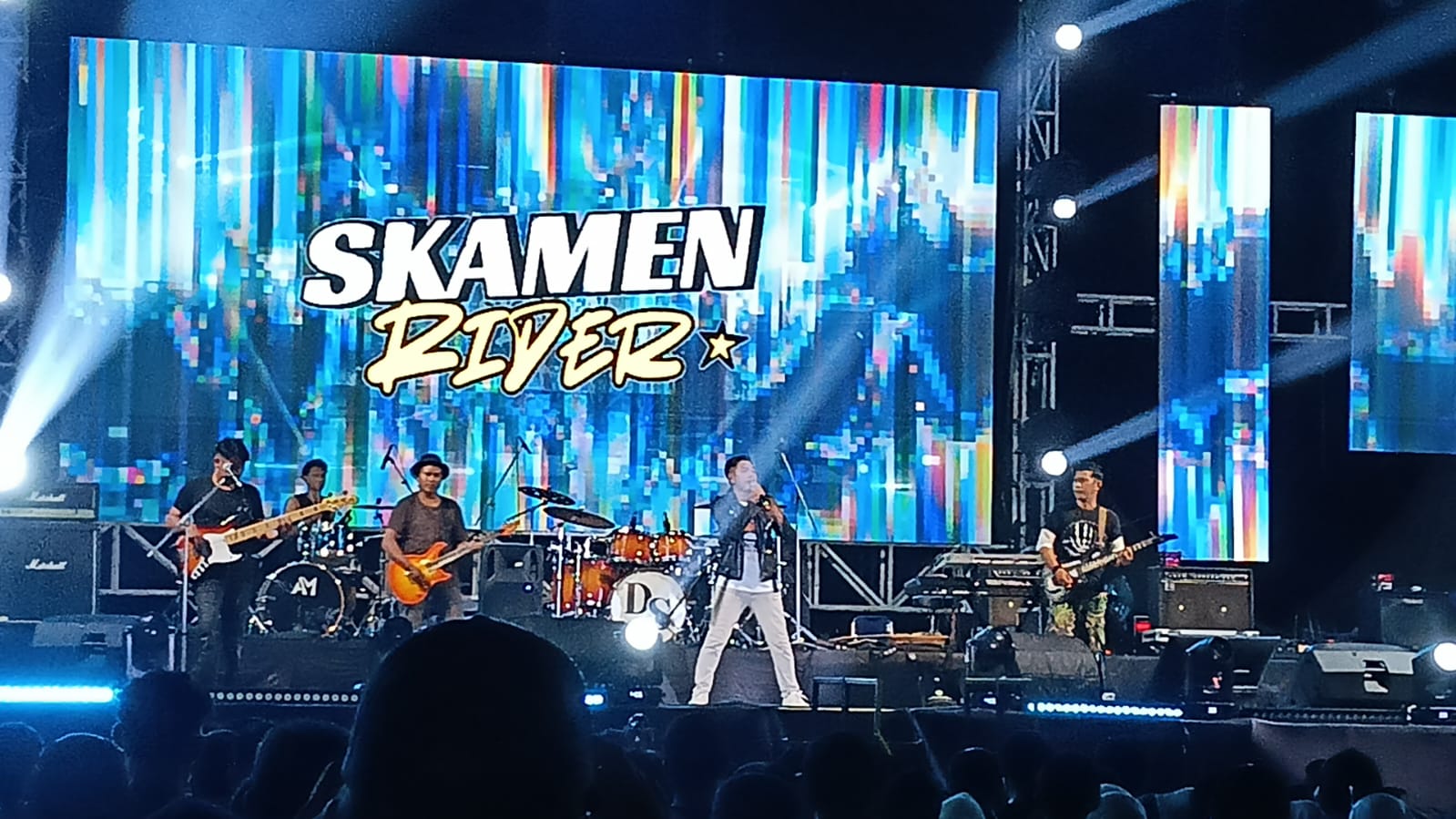 skamen rider tampil di panggung mappanre ri tasie pagatan tanah bumbu konser musik ska