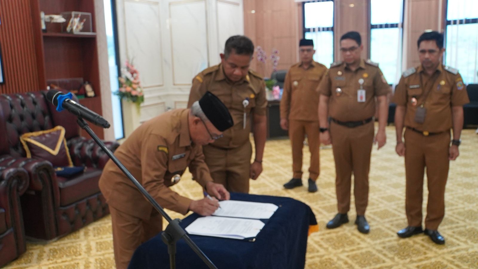 Bupati Kotabaru menandatangani pelantikan pejabat ASN Pemkab Kotabaru Kalimantan Selatan 2026.