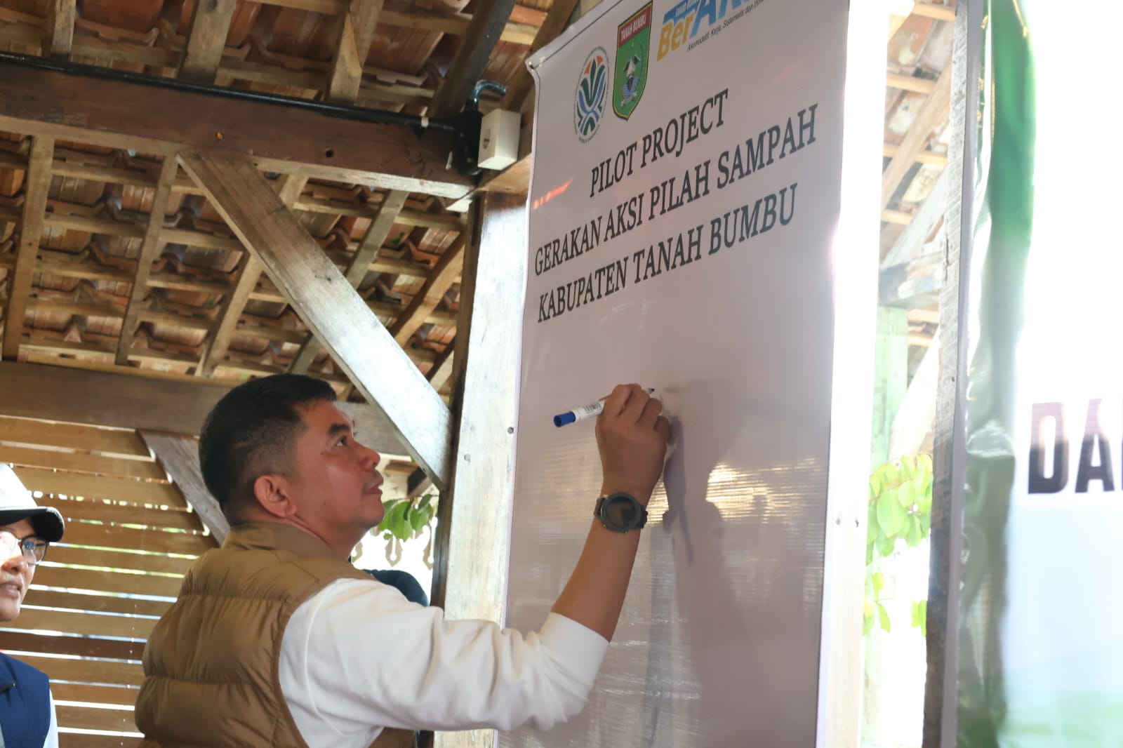 Bupati Tanah Bumbu menandatangani pencanangan program Gerakan Aksi Pilah Sampah dan pengelolaan sampah mandiri bersama jajaran pemerintah daerah.
