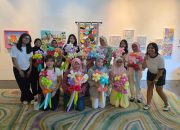peserta workshop balloon bouquet surabaya memegang buket bunga balon hari kartini