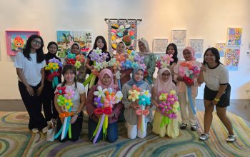 peserta workshop balloon bouquet surabaya memegang buket bunga balon hari kartini