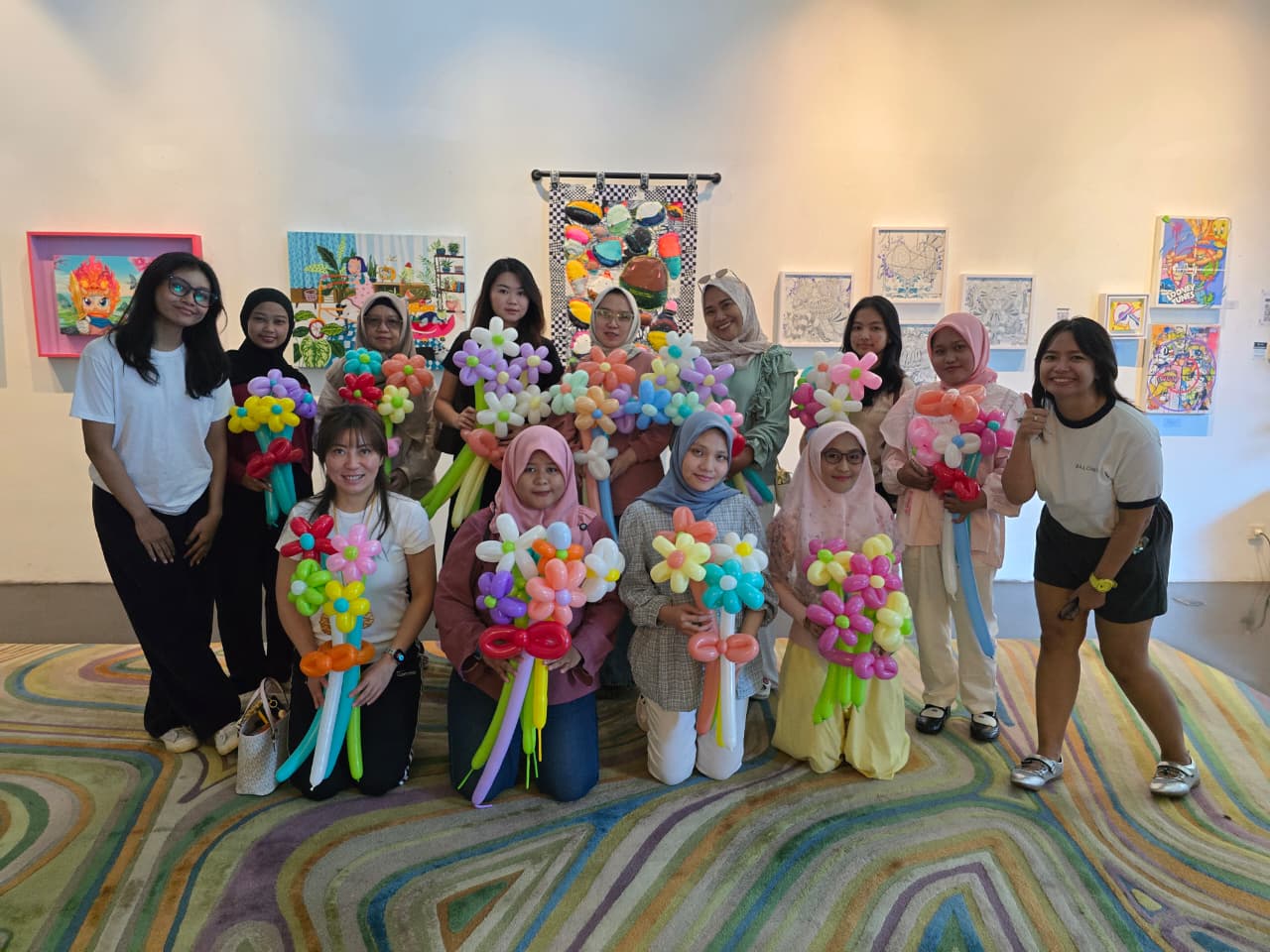 peserta workshop balloon bouquet surabaya memegang buket bunga balon hari kartini