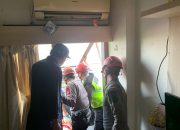 petugas kepolisian evakuasi korban percobaan bunuh diri di kos condongcatur sleman yogyakarta