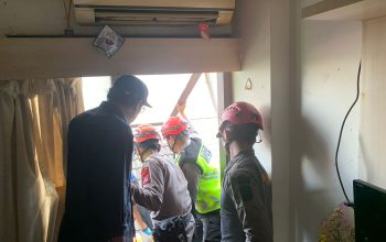 petugas kepolisian evakuasi korban percobaan bunuh diri di kos condongcatur sleman yogyakarta