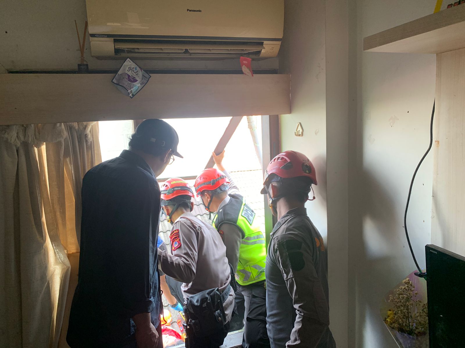 petugas kepolisian evakuasi korban percobaan bunuh diri di kos condongcatur sleman yogyakarta