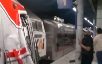Tangkapan layar kerusakan KRL akibat tabrakan dengan KA Argo Bromo Anggrek di peron Stasiun Bekasi Timur.