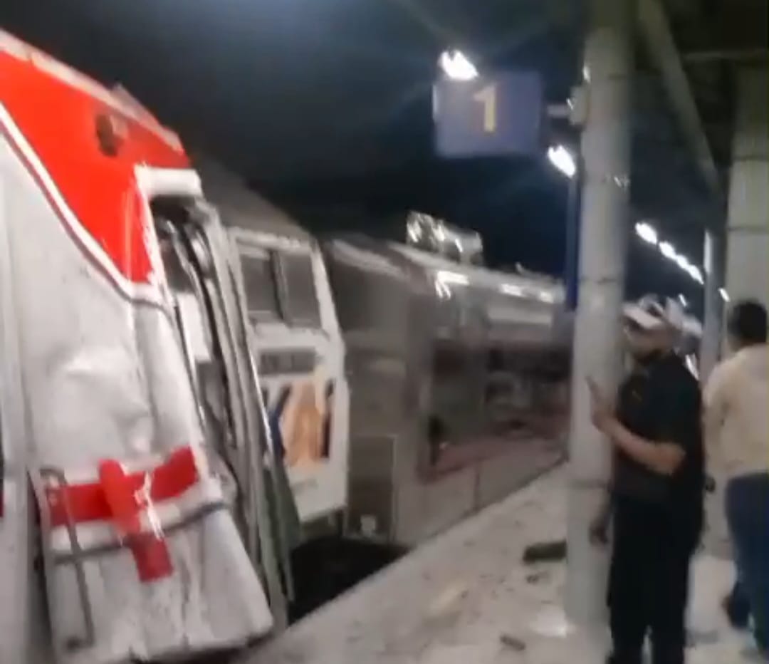 Tangkapan layar kerusakan KRL akibat tabrakan dengan KA Argo Bromo Anggrek di peron Stasiun Bekasi Timur.