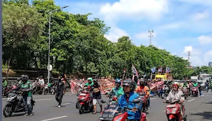 Ribuan Ojol Kepung Surabaya, Tuntut Tarif Adil dan Hapus Program Aplikator