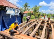 polisi dan warga membangun jembatan merah putih barito kuala pemasangan kayu ulin