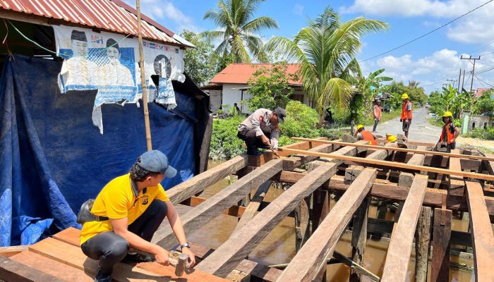 Polisi Kawal Pembangunan Jembatan Merah Putih Barito Kuala, Ikut Gotong Royong