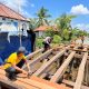 polisi dan warga membangun jembatan merah putih barito kuala pemasangan kayu ulin