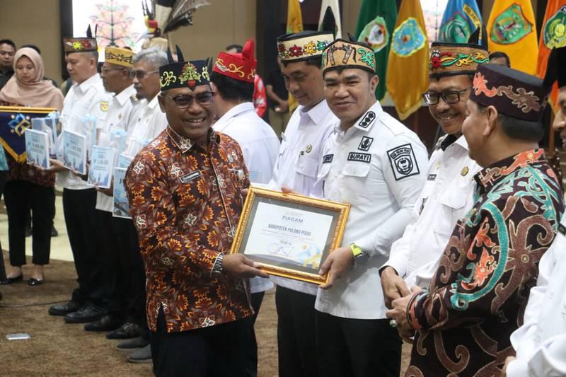 bupati pulang pisau terima penghargaan program stunting dan pembangunan kependudukan kalteng