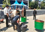 petugas kejari kotabaru memusnahkan barang bukti dengan cara dibakar di halaman kantor kejaksaan