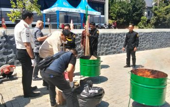 petugas kejari kotabaru memusnahkan barang bukti dengan cara dibakar di halaman kantor kejaksaan