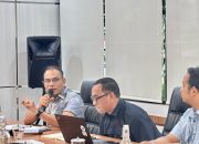 Wakil Bupati Kotabaru Syairi Mukhlis berbicara dalam rapat bersama PLN UID Kalselteng membahas percepatan elektrifikasi dan investasi di Banjarbaru.