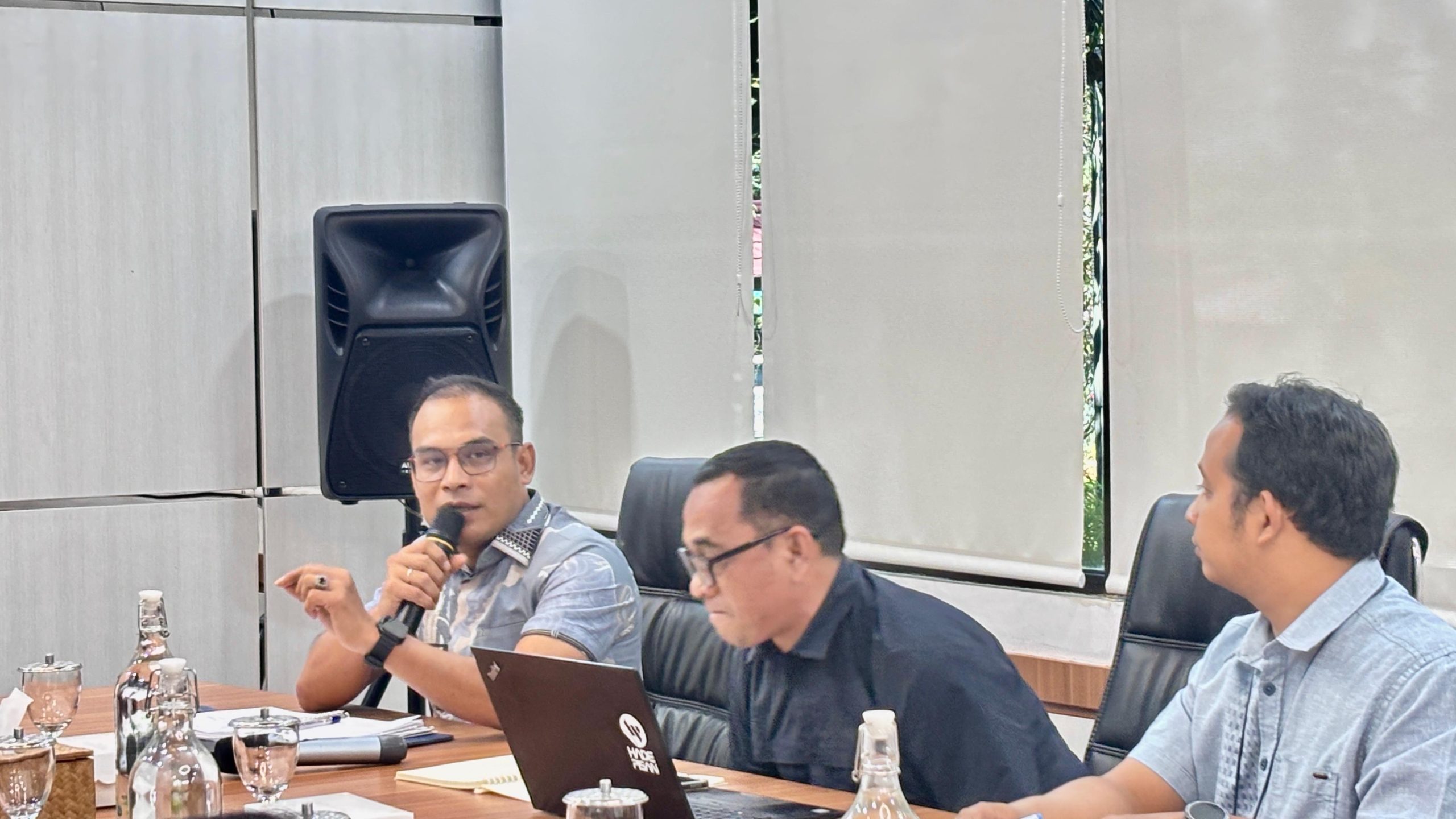 Wakil Bupati Kotabaru Syairi Mukhlis berbicara dalam rapat bersama PLN UID Kalselteng membahas percepatan elektrifikasi dan investasi di Banjarbaru.