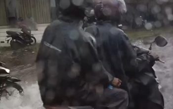 pengendara motor hujan deras yogyakarta genangan air cuaca ekstrem
