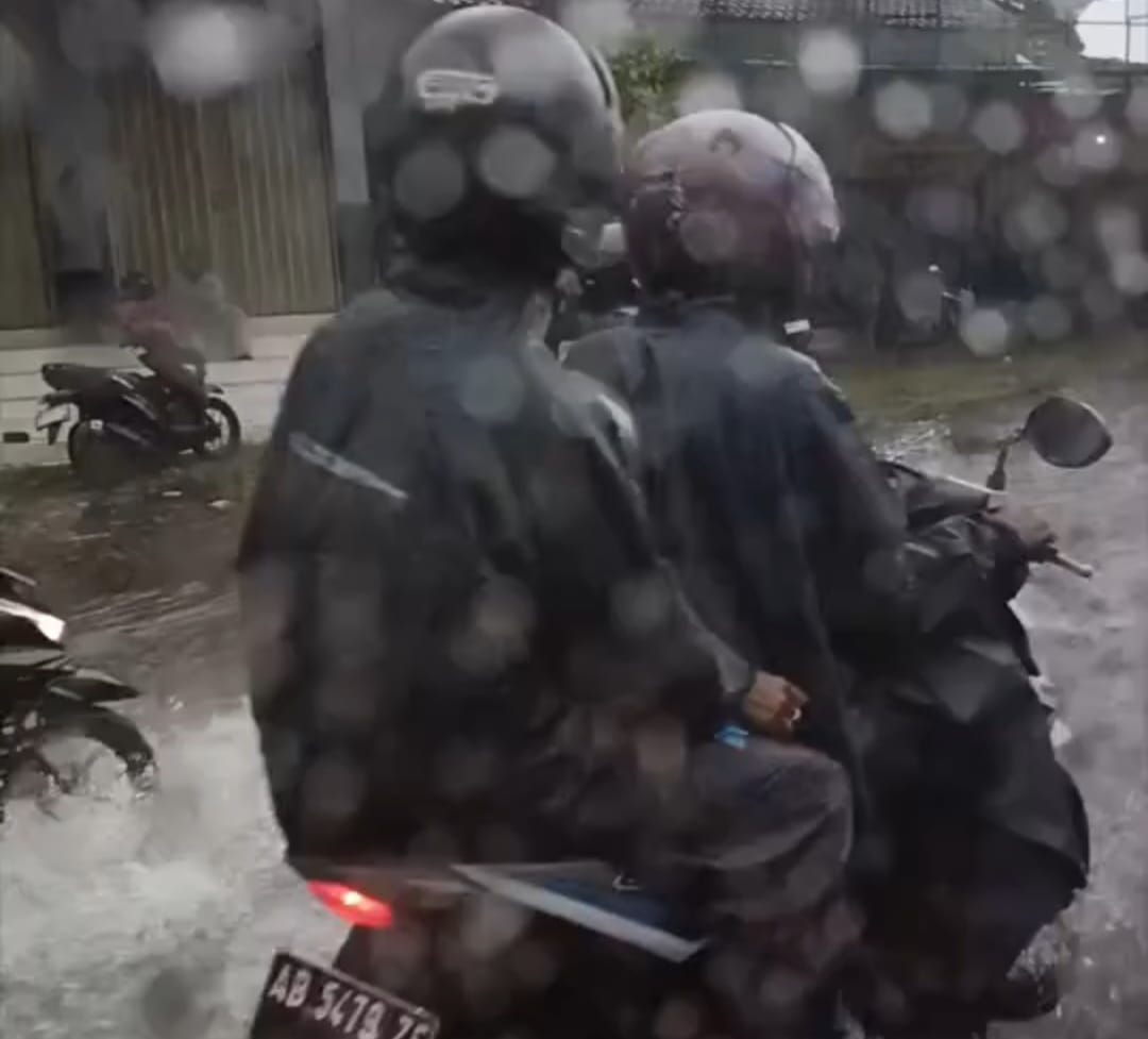 pengendara motor hujan deras yogyakarta genangan air cuaca ekstrem