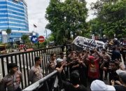 aksi demo sopir gsjt di pertamina surabaya dijaga aparat polisi