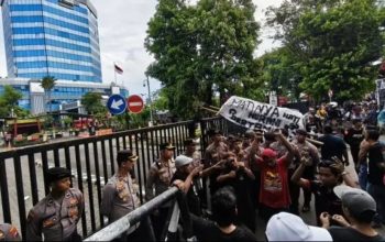 aksi demo sopir gsjt di pertamina surabaya dijaga aparat polisi
