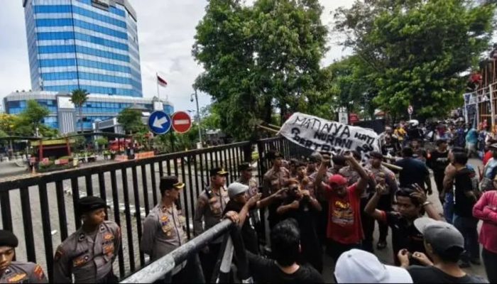 Sopir Blokade Jalan di Surabaya, Akhirnya Pertamina Setuju 5 Solusi