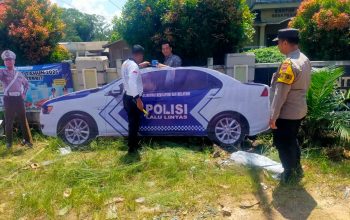 pemasangan replika mobil patroli polisi di tikungan rawan kecelakaan kintap tanah laut