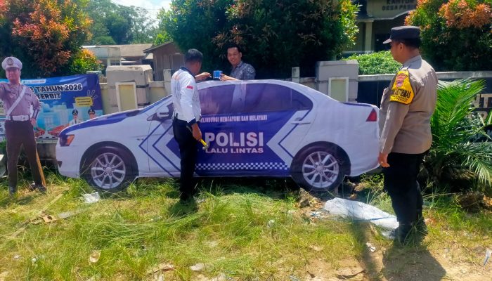 Polisi Pasang Replika Mobil Patroli di Tikungan Rawan Kecelakaan Kintap