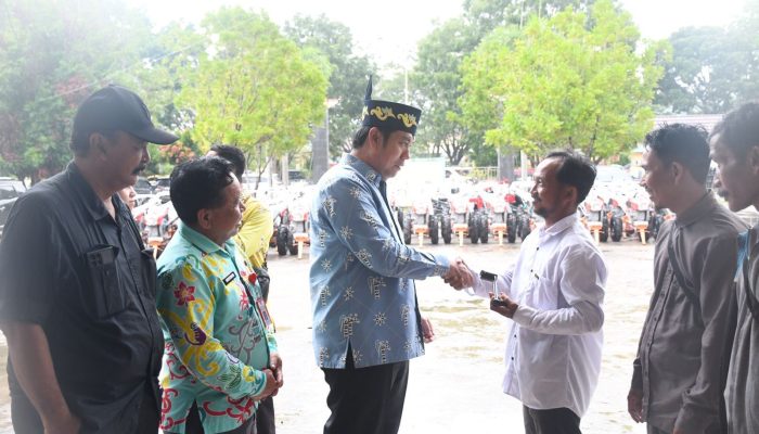 Pemkab Pulang Pisau Salurkan 100 Hand Tractor, Petani Didorong Lebih Produktif