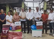 Usis I Sangkai Serahkan Bantuan Korban Terdampak Kebakaran di Tamban Catur