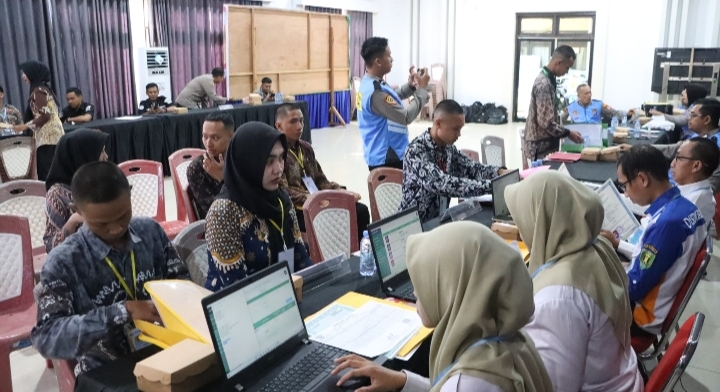 suasana pemeriksaan administrasi calon anggota polri tahun 2026 di polres tabalong dengan verifikasi berkas oleh panitia