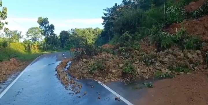 Material longsor tanah dan batu menutup sebagian jalan lingkar Waduk Jatigede di Sumedang akibat hujan deras.
