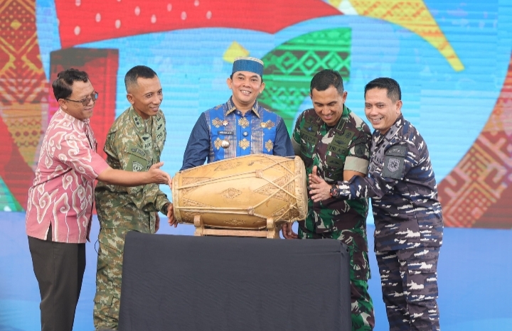 bupati tanah bumbu bersama forkopimda membuka aksi inovasi tanbu 2026 dengan pemukulan gendang di simpang empat
