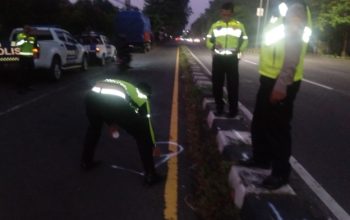 Petugas polisi melakukan olah TKP kecelakaan di Ringroad Barat Sleman yang menewaskan seorang pengendara motor.